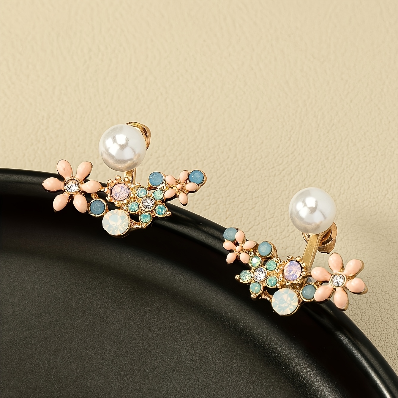 Women's Elegant Luxury Flower Imitation Pearl Stud Earrings